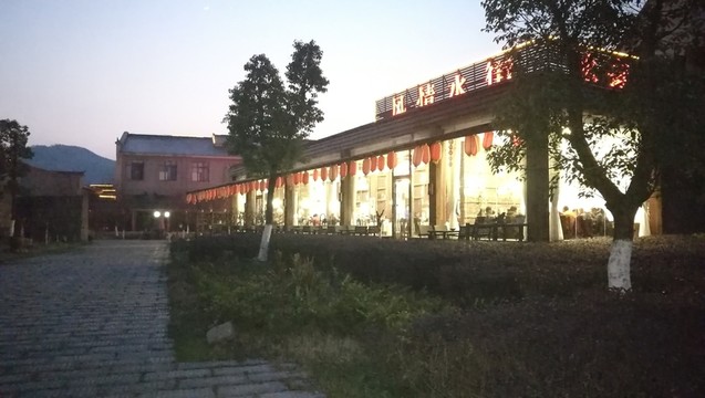 燈火通明的水街酒樓
