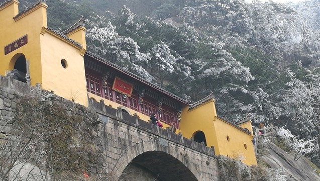 懸崖下的寺廟