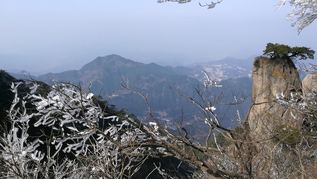 山頂未融化的積雪