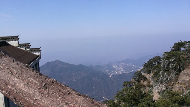 俯視著遠(yuǎn)處的山脈