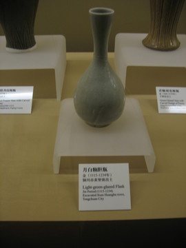 月白釉膽瓶