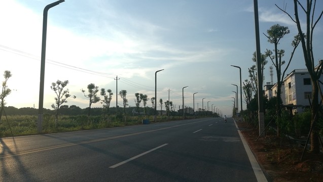 新建的通往縣城唯一的公路