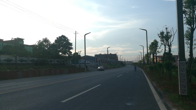 夜幕下的縣級(jí)公路