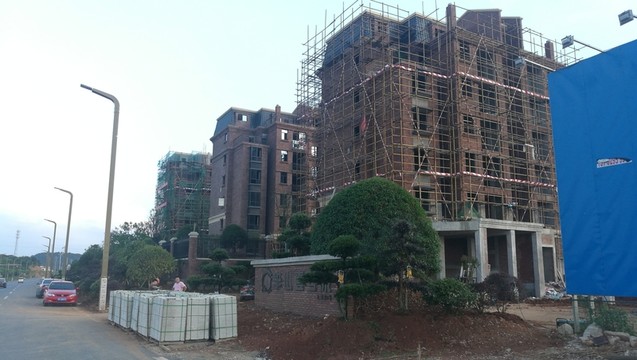 建設(shè)中的一個(gè)住宅項(xiàng)目小產(chǎn)權(quán)
