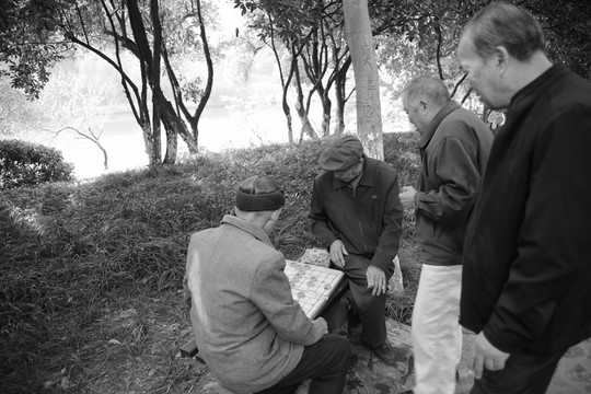 下棋老人黑白照