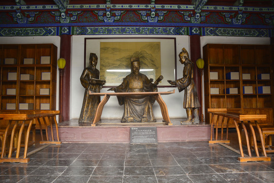司馬光審閱賦稅案牘雕像