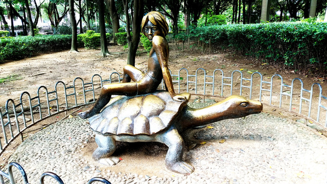 坐龜少年 雕塑