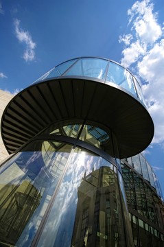 在玻璃建筑與柏林德國歷史博物館