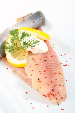 煙熏鱒魚(yú)配奶油辣根