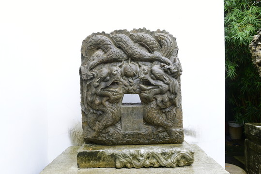 雙龍戲珠石雕