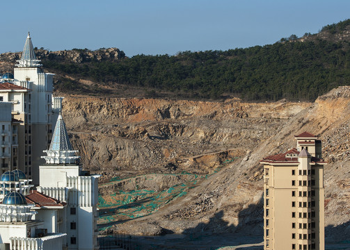 毀青山 建高樓