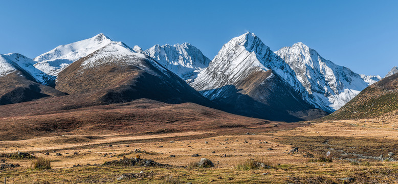 四川德格雀兒山雪山