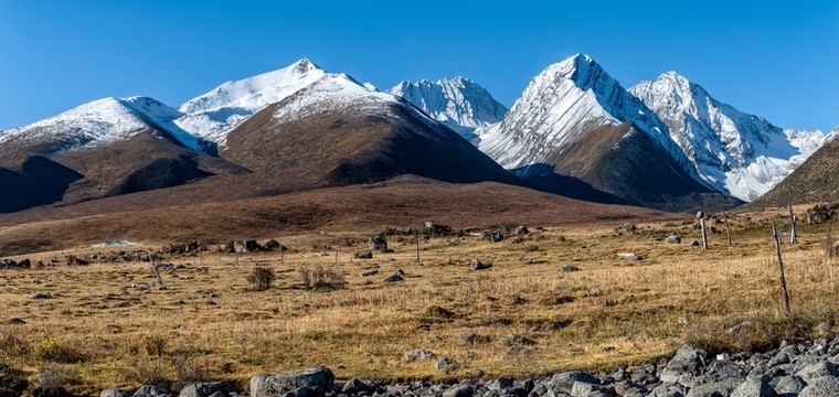 四川德格雀兒山雪山