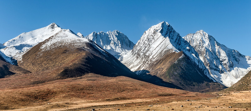 四川德格雀兒山雪山