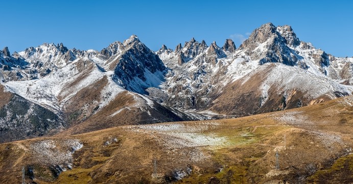 四川德格雀兒山雪山