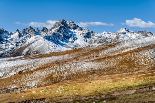 四川德格雀兒山雪山