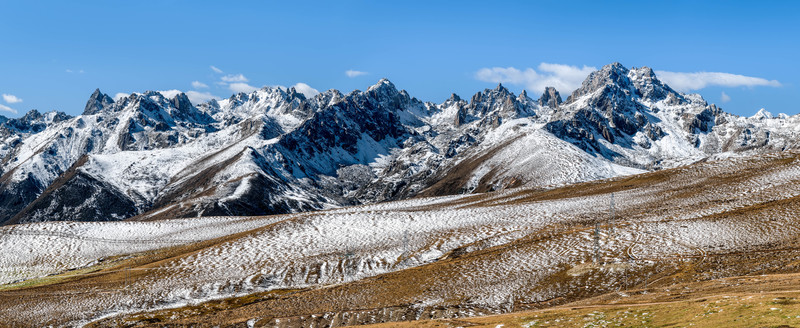 四川德格雀兒山雪山