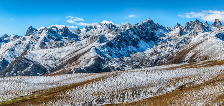 四川德格雀兒山雪山