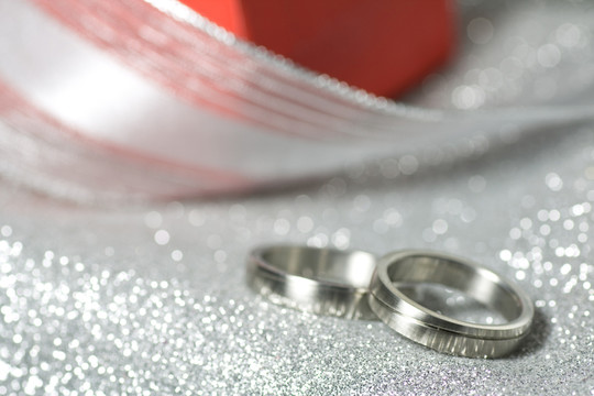 帶禮物的結(jié)婚戒指