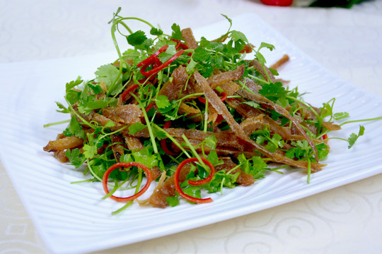 三葉香拌酥魚