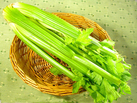 芹菜 放在籃子里