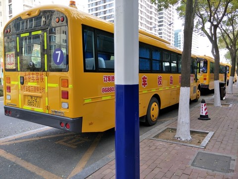 校車