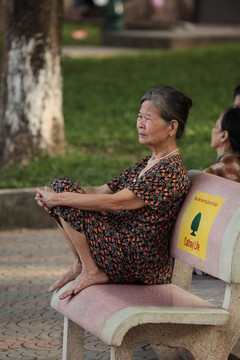 老女人在公園的長(zhǎng)椅上