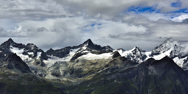 連綿雪山