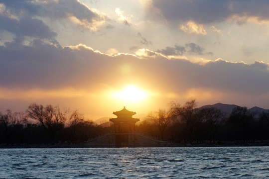夕陽(yáng)西下