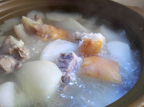 蘿卜燉豬手