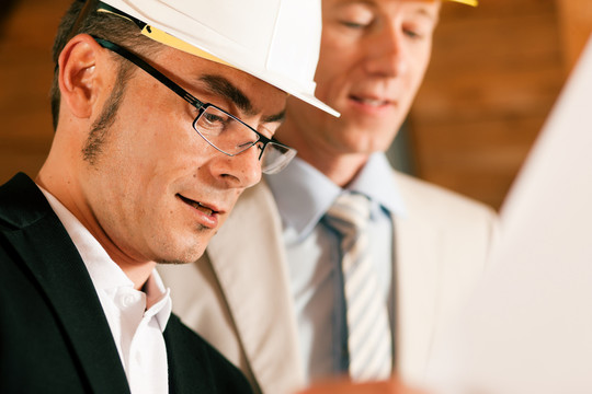 建筑師和建筑工程師討論計(jì)劃