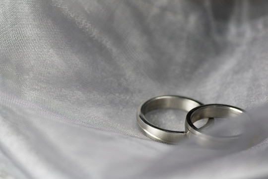 結(jié)婚戒指和絲綢