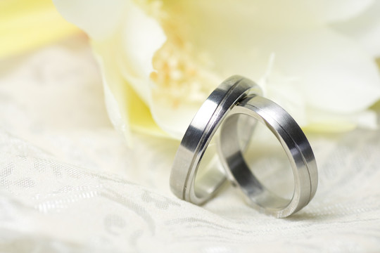 結(jié)婚戒指和黃色的花