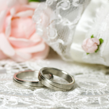 浪漫的背景上的結(jié)婚戒指
