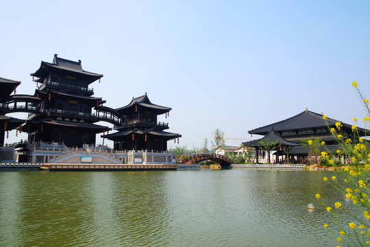 湖邊中式樓閣建筑
