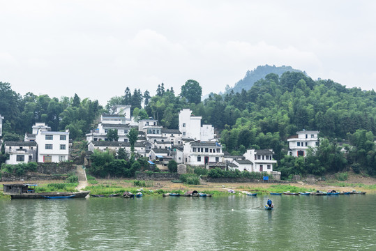 兩岸民居