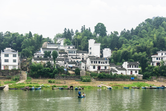 兩岸民居