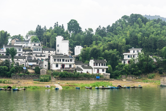 兩岸民居