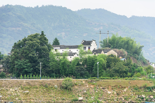 兩岸民居