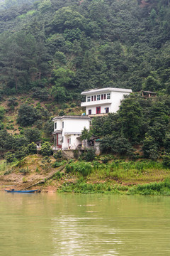 兩岸民居