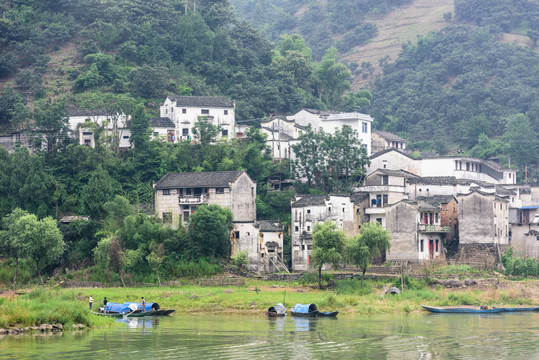 兩岸民居