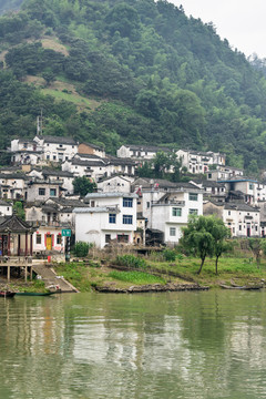 兩岸民居