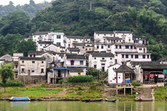 兩岸民居
