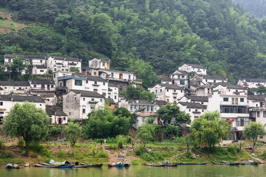 兩岸民居