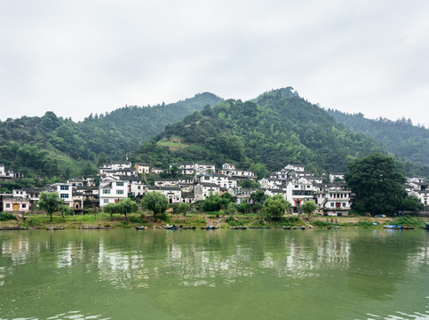 兩岸民居