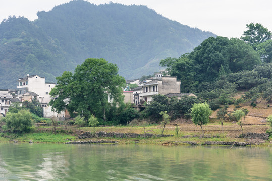兩岸民居