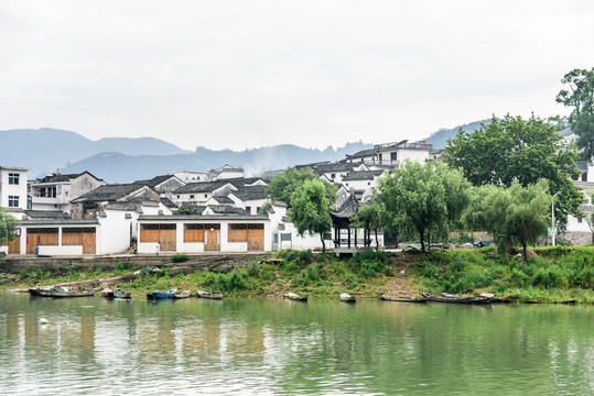 兩岸民居