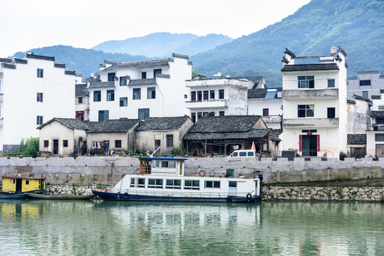 兩岸民居