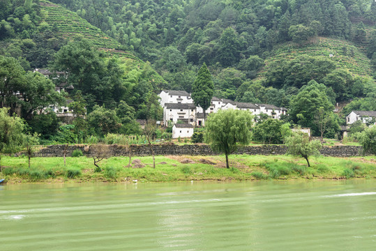 兩岸民居