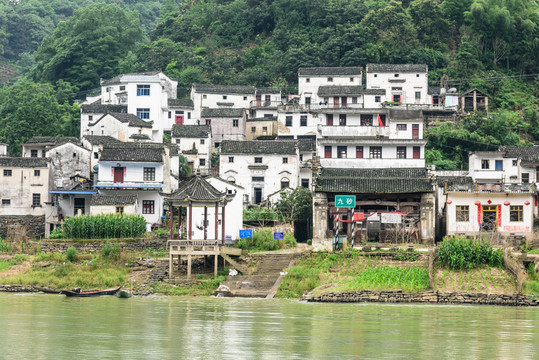 兩岸民居